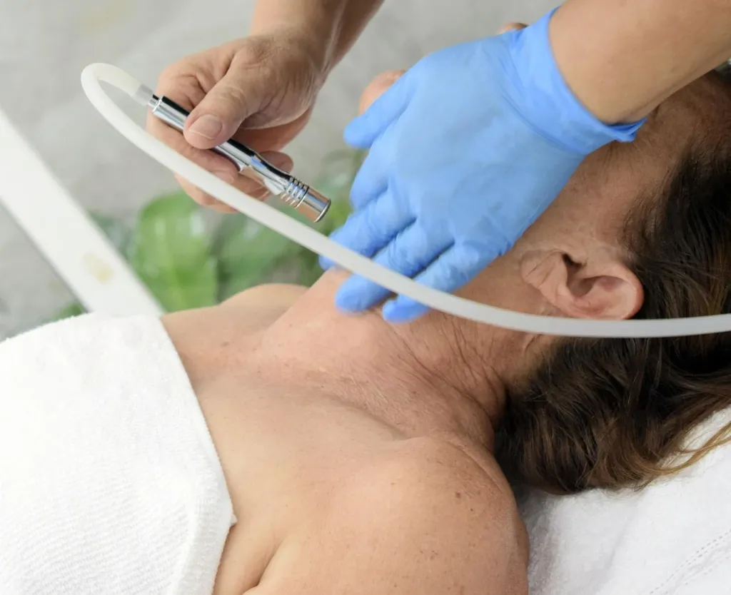 Profesjonalna strzykawka z cienką igłą w gabinecie dermatologicznym, przygotowana do zabiegu mezoterapii.